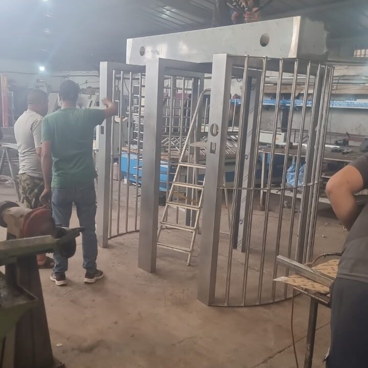 Menuiserie aluminium inox AISI 304/316 sur mesure à Tanger – Finitions brossées polies pour agroalimentaire pharma par 3M Mécanique.